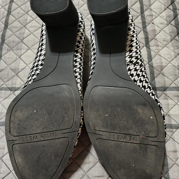 Beautiful Nine West Houndstooth Loafers with Chain Detail - Picture 5 of 5